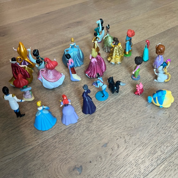 Princess Disney Deluxe Figure Play Set w Glitter Accents. - Picture 4 of 6